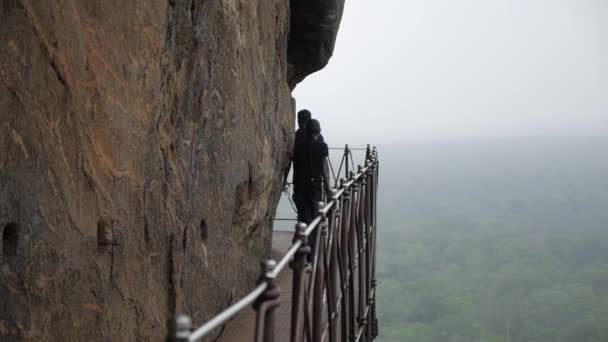 Rocks trail i Sigiriya. Sri lanka, Asien. Sted med en stor sten og gamle rock fæstning og palads ruin . – Stock-video