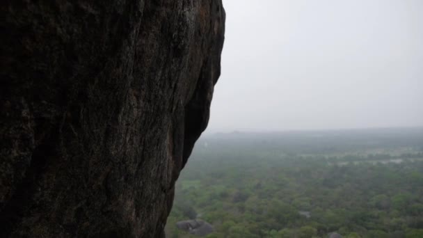 Rocks trail i Sigiriya. Sri lanka, Asien. Sted med en stor sten og gamle rock fæstning og palads ruin . – Stock-video