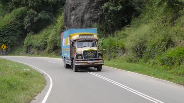 Camión conduciendo muy lento a la cima de la montaña, Sri Lanka — Vídeos de Stock