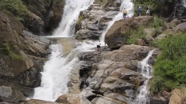 Hunnas vattenfall. Elkaduwa village, Sri Lanka. — Stockvideo