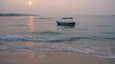 Sunrise, Sri lanka, Unawatuna beach bir yalnız sway teknesi ile sakin deniz