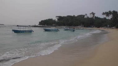 Üç ile sakin deniz sway gündoğumu, Sri lanka, Unawatuna Plajı'nda tekne