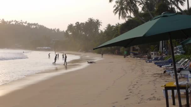 Paysage marin pittoresque au large de la plage de Mirissa, Sri Lanka avec vague s'écrasant sur le rivage sablonneux . — Video