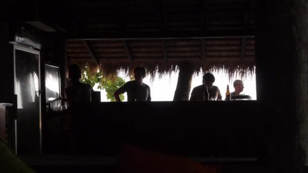 Silhouettes de bar de plage au coucher du soleil sur la plage de la mer . — Video