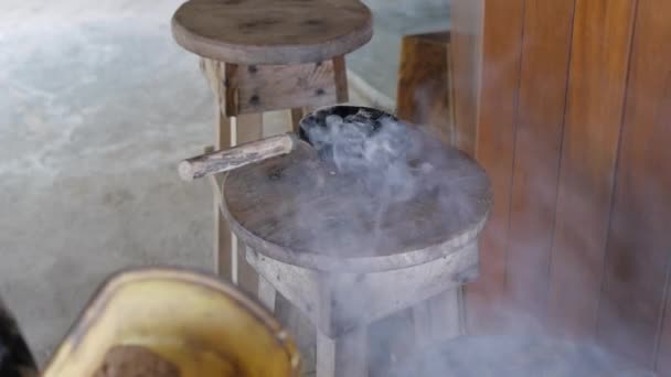 Censer en Sri Lanka, ahuyenta a los espíritus malignos, el ritual después del tsunami 2004 — Vídeos de Stock