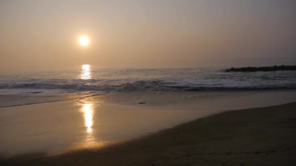 Zeitlupe. Meereswellen in Küstennähe bei Sonnenuntergang oder Sonnenaufgang. schöne goldene Stunde Meeresbrandung Landschaft. Ruhe und Entspannung im Hintergrund. — Stockvideo