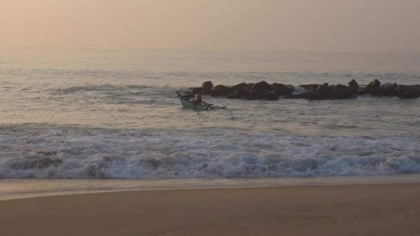 慢动作。海浪在日出或日落时附近的岸边。美丽的金色小时海上冲浪景观。平静和放松背景. — 图库视频影像