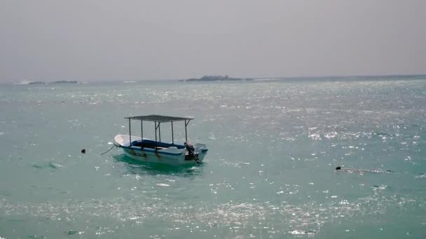 Un romántico barco solo en el mar azul — Vídeo de stock