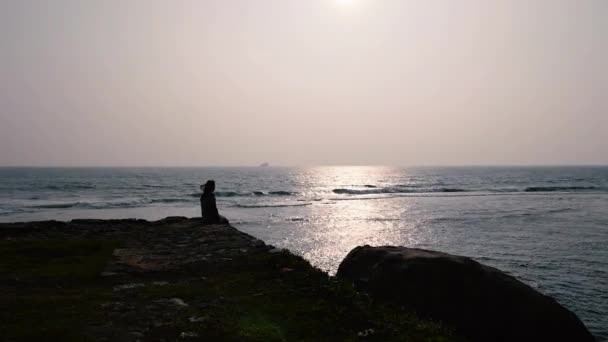 Mulher Sonhadora Desfrutando de uma incrível paisagem marinha durante o nascer do sol. Reflexão ensolarada bonita sobre o mar e montanhas. O pôr-do-sol mais bonito e nascer do sol na Tailândia exótica . — Vídeo de Stock