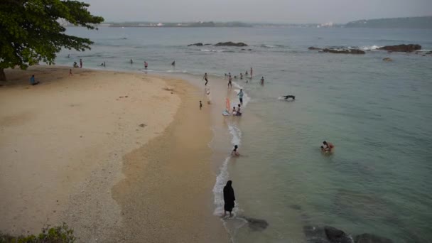 Los lugareños están nadando en el océano, Sri Lanka, Galle — Vídeos de Stock