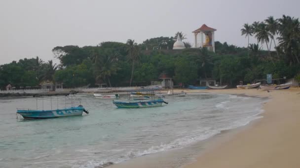 Mar tranquilo con tres barcos balanceados al amanecer, Sri lanka, playa Unawatuna — Vídeos de Stock