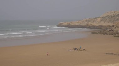 sörfçü plajda, Morocoo