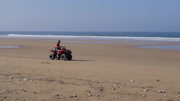 Atv на пляжі, марокко — стокове відео