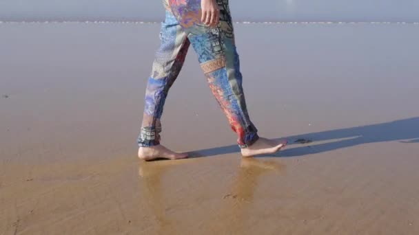 Женская нога идет по пляжу, Марокко — стоковое видео