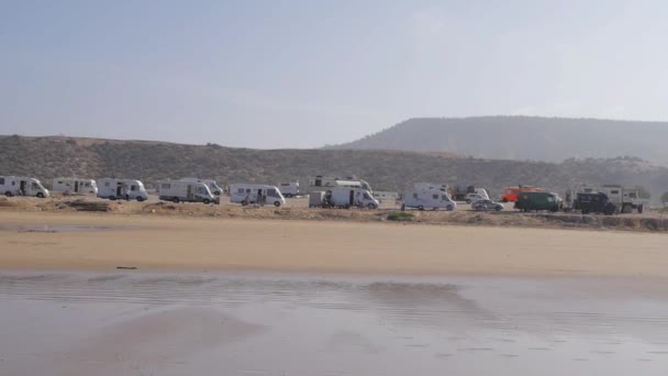 Muchos remolques en la playa en Marruecos, África — Vídeos de Stock