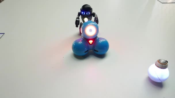 Два игрушечных робота вместе — стоковое видео