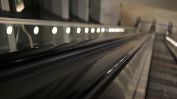 Escaleras mecánicas en el aeropuerto de Londres — Vídeos de Stock