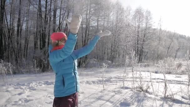 Szczęśliwa młoda kobieta gra ze śniegu — Wideo stockowe