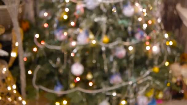 Красивая елка, украшенная новогодними игрушками — стоковое видео