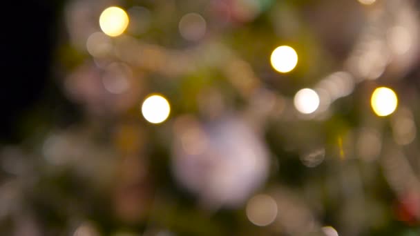 Hermoso árbol de piel de Navidad decorado con juguetes de Año Nuevo — Vídeos de Stock