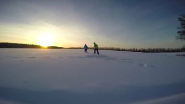 Açık havada sunset bulvarında karda oynayan genç Çift