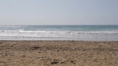 Fas sörfçü dalgaları sahilde bekliyor