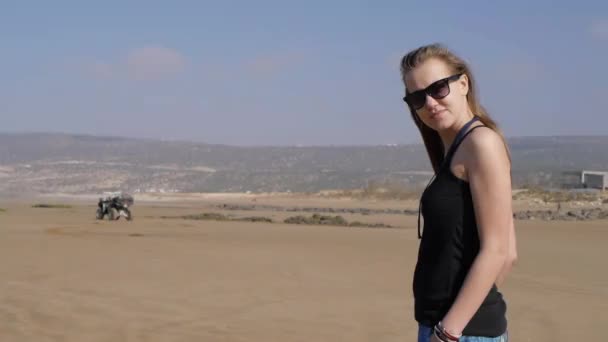 Mujer mirando a cámara, desierto, morocco — Vídeos de Stock