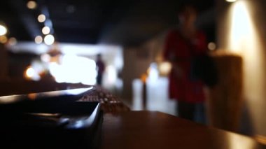 kafede Garson geliyor, bill alır ve bırakır