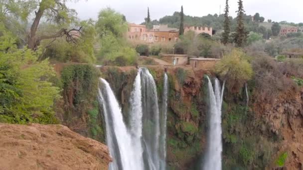 Καταρράκτες Ouzoud βρίσκεται στο χωριό tanaghmeilt, στην επαρχία azilal στο Μαρόκο, grand atlas Αφρική — Αρχείο Βίντεο