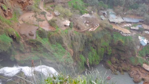 Cachoeiras Ouzoud localizadas na aldeia do Grande Atlas de Tanaghmeilt, na província Azilal em Marrocos, África — Vídeo de Stock