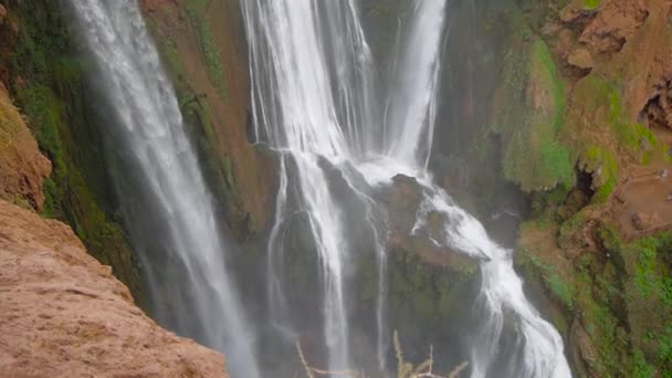 Ouzoud watervallen, gelegen in het dorp grand atlas van tanaghmeilt, in de provincie azilal in Marokko, Afrika — Stockvideo