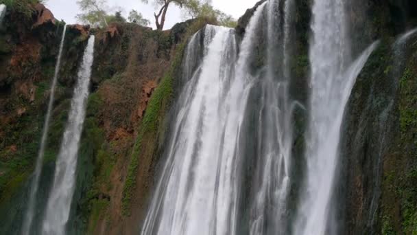 アフリカ、モロッコのエッサウィラ州 tanaghmeilt のグランド アトラス村に位置する ouzoud 滝 — ストック動画