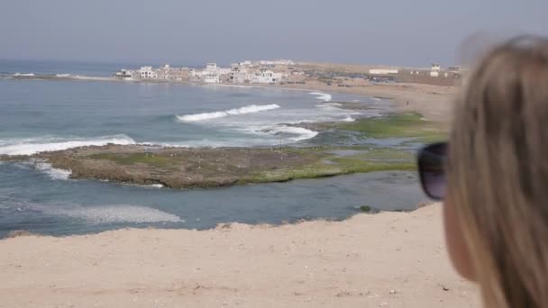 Mädchen mit Blick aufs Meer — Stockvideo