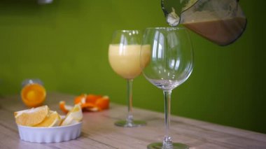 portakal suyu cam renkli arka plan üzerinde dökme