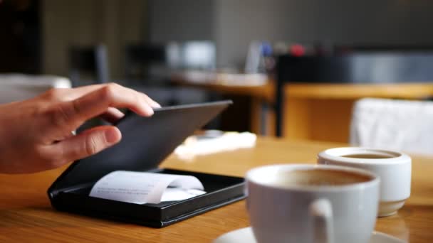 Męskiej ręki płacąc rachunek w kawiarni z creadit karty — Wideo stockowe