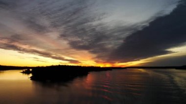 Renkler, şaşırtıcı deniz, doğa ile parlayan ışık demeti güzel gün batımı