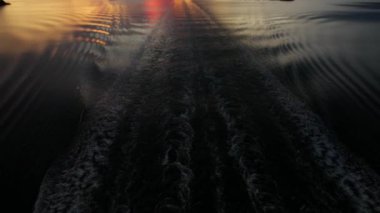 Baltık Denizi güzel güneş doğarken pan yukarı