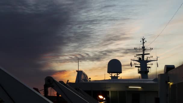 Radar eines Kreuzfahrtschiffes umgeben von einer Reihe von Antennen, Sonnenuntergang — Stockvideo