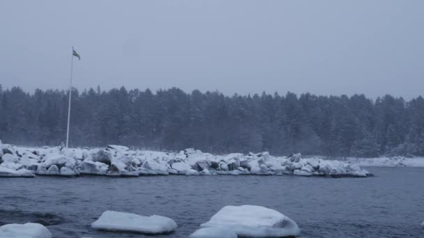 Bandera sueca, mar báltico de invierno — Vídeos de Stock