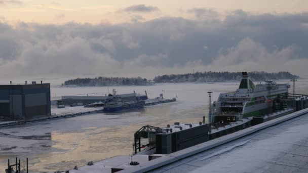 Грузовики покидают паромное судно зимой рано утром — стоковое видео