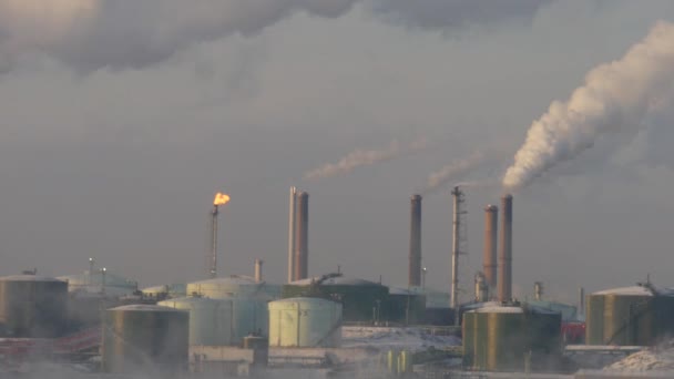 Une usine avec la fumée soufflante de la cheminée, hiver — Video