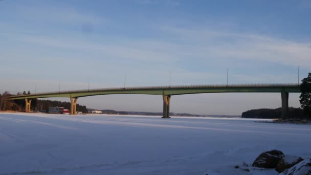 Montando carros na ponte no inverno Finlândia — Vídeo de Stock
