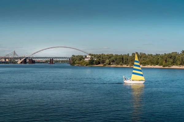 Yelkenliler nehirde yelken açar