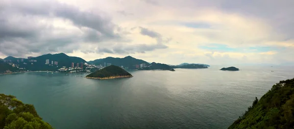 Hong Kong Okyanus Körfezi manzaralı. Hong Kong Adası 'nın güney kesimindeki Repulse Körfezi sahili, Hong Kong' un en lüks yaşam alanlarından biridir..