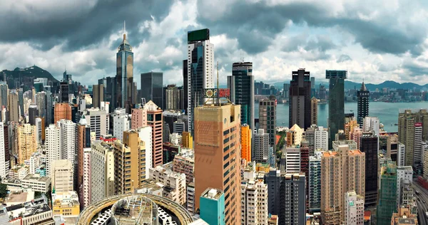 Hong Kong - 5 Haziran 2015: Wan Chai panoramik bölge görüşü. Hong Kong 'un merkez iş bölgesi. Şehir manzarası, gelişim ve emlak sektörü konsepti