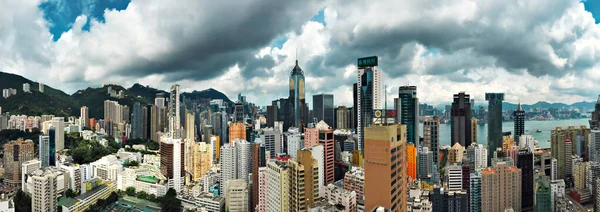 Hong Kong - 5 Haziran 2015: Wan Chai panoramik bölge görüşü. Hong Kong 'un merkez iş bölgesi. Şehir manzarası, gelişim ve emlak sektörü konsepti