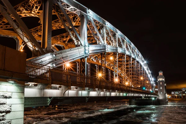 Geceleri güzel Bolsheokhtinsky köprüsü. Kemerli köprünün demir yapısı. Metal kirişler, aralıklar, cıvatalar ve perçinler. Köprünün altındaki kirişler ve perçin yapısı. Güzel duvar kağıdı..