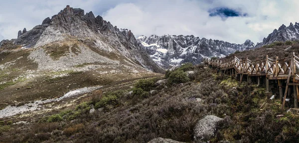 Tibet dağlarının dağ manzarası. Dünya 'nın en büyük dağlarına ev sahipliği yapan Sichuan bölgesindeki Himalayalar' a ait manzaralar.