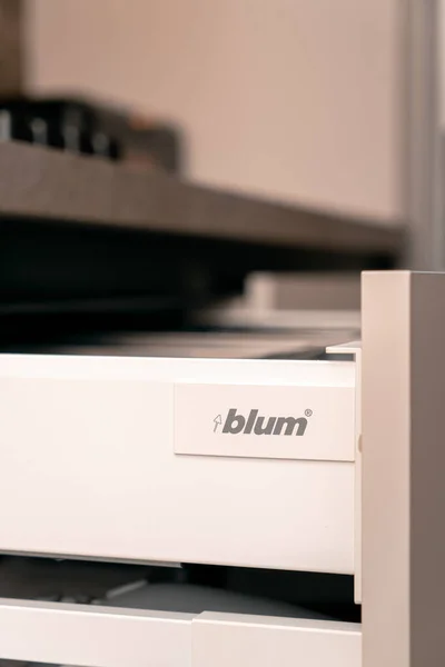 Kyiv, Ukrayna, 2021: Klasik kulplar yerine BLUM değirmenli mutfak dolapları. Beyaz elementli modern tasarım mutfağı.