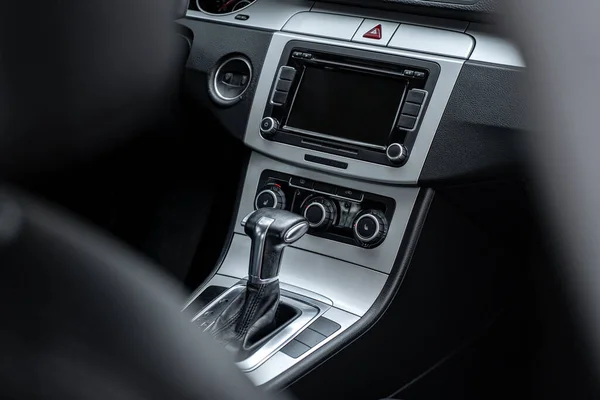 Siyah deri arabanın içini kapatın. Modern araba konseptinin detaylarını tasarlayın. Otomatik vites ve vites kolunun detaylarını yakın plan yapın. Araç içi - aygıtlar, sürüş konsepti